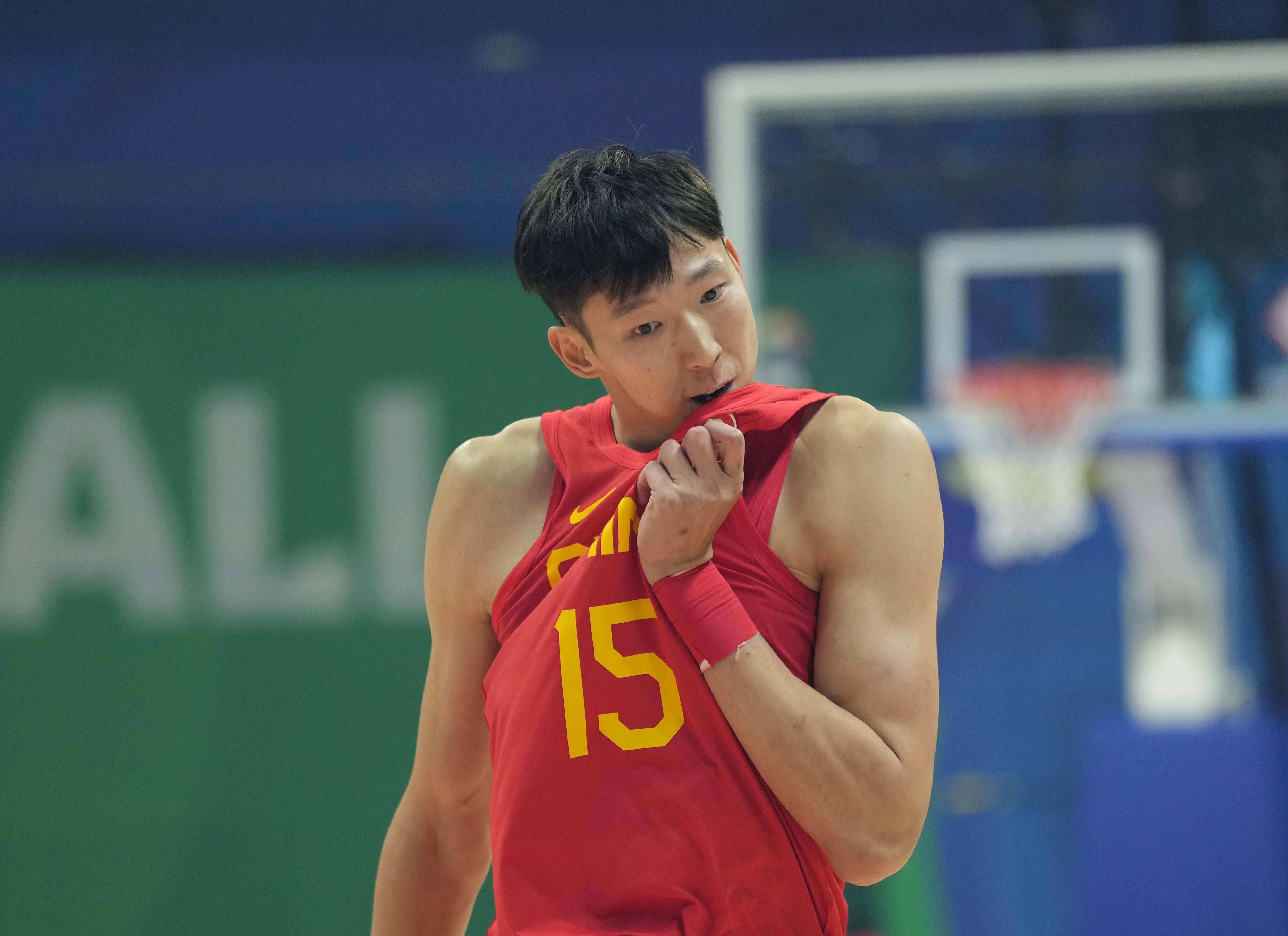 洪五摆摆手，指了指张二毛，说道：这都是我这位军师出的主意。